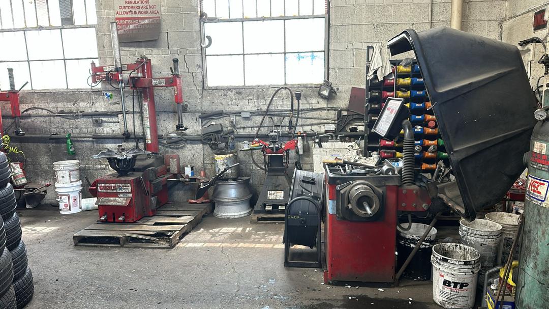 RT Tire & Brakes Service Van